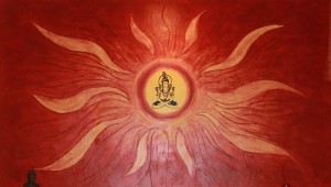Bild einer Sonne auf rotem Hintergrund als Wandbild der Yogaschule Waren